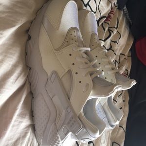 Nike huaraches worn once amazing condition.